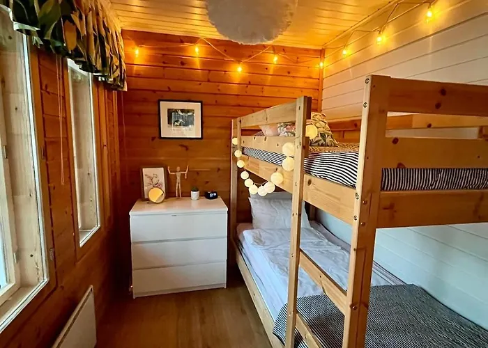 Lumossa Aurora Lakeside House בקתה